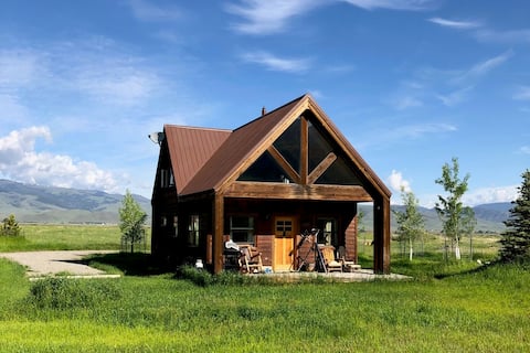 Successful Airbnb property: Grizzly Cabin: Summer Paradise, Winter Wonderland! in Pray