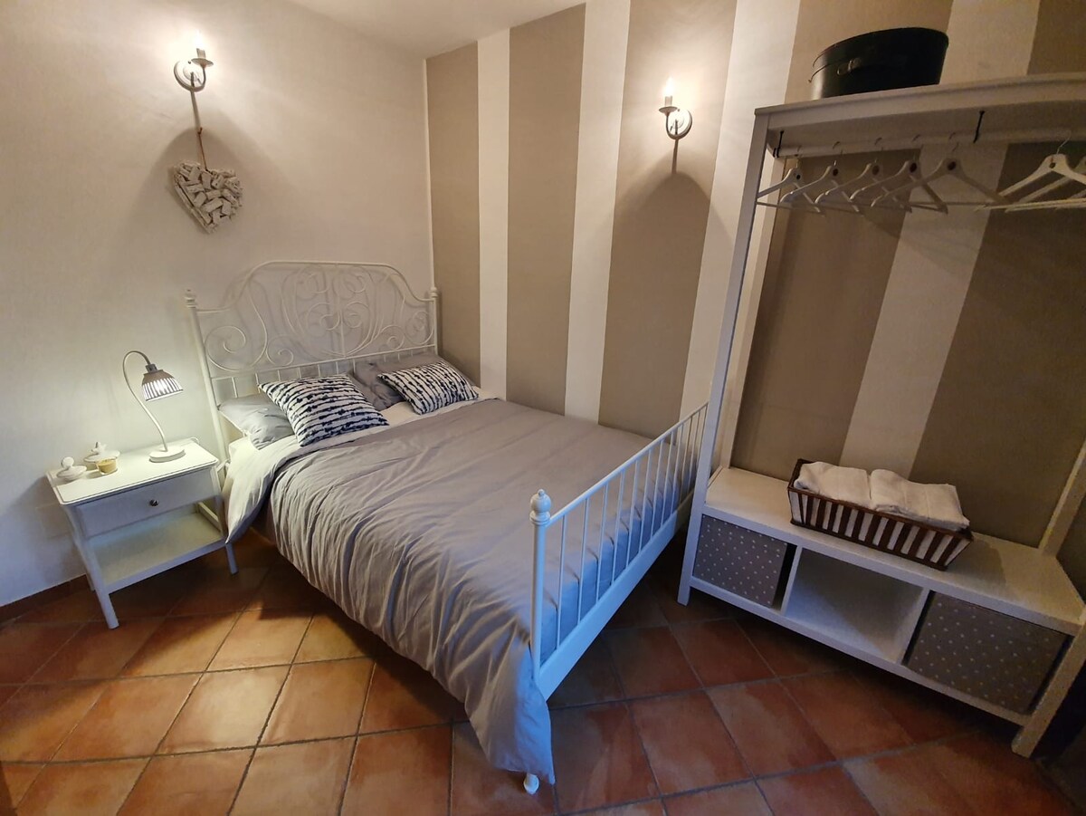 כל חדר מטופל בפרטים הקטנים ביותר. מיטה צרפתית, מראה ומיזוג אוויר.