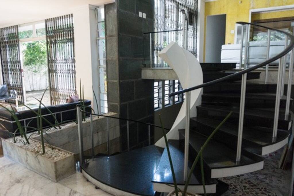 Hall de entrada mostrando os 3 níveis da casa: `a esquerda, sala de jantar e reuniões, embaixo salão de festas