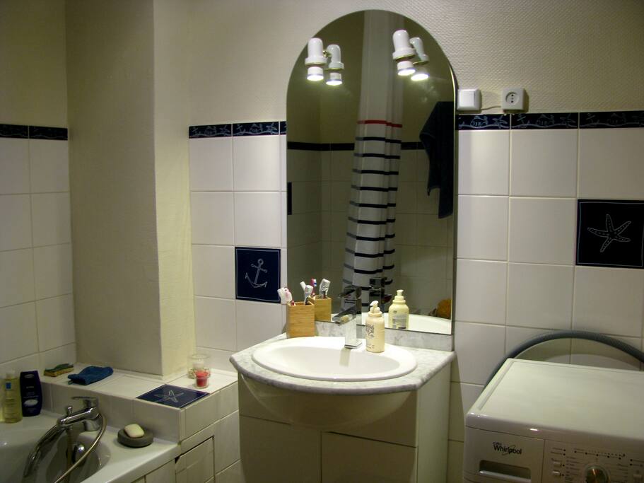 Salle de bains avec lave-linge