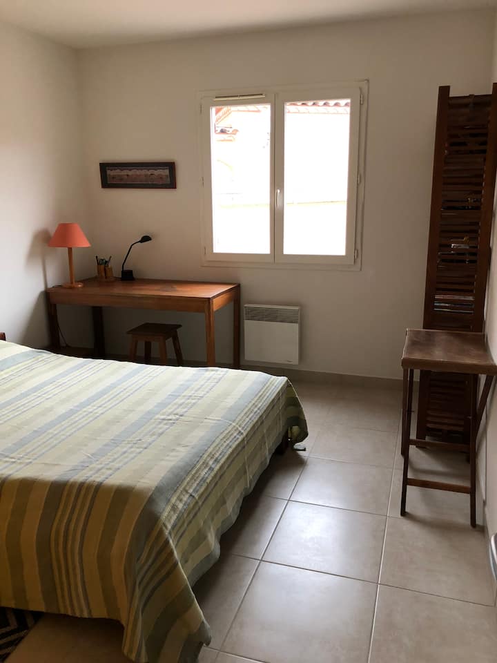 Სამი საძინებლიდან ერთ-ერთი 
140 სმ საწოლი