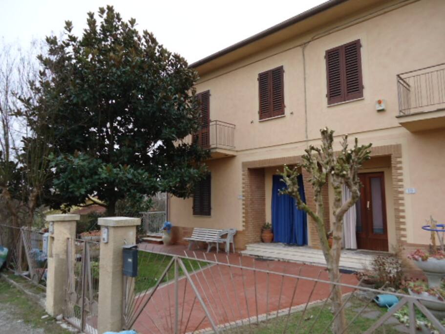 vista primo piano con giardino