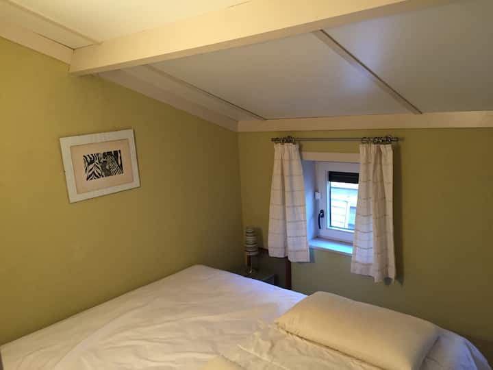 楼下有双人床的卧室