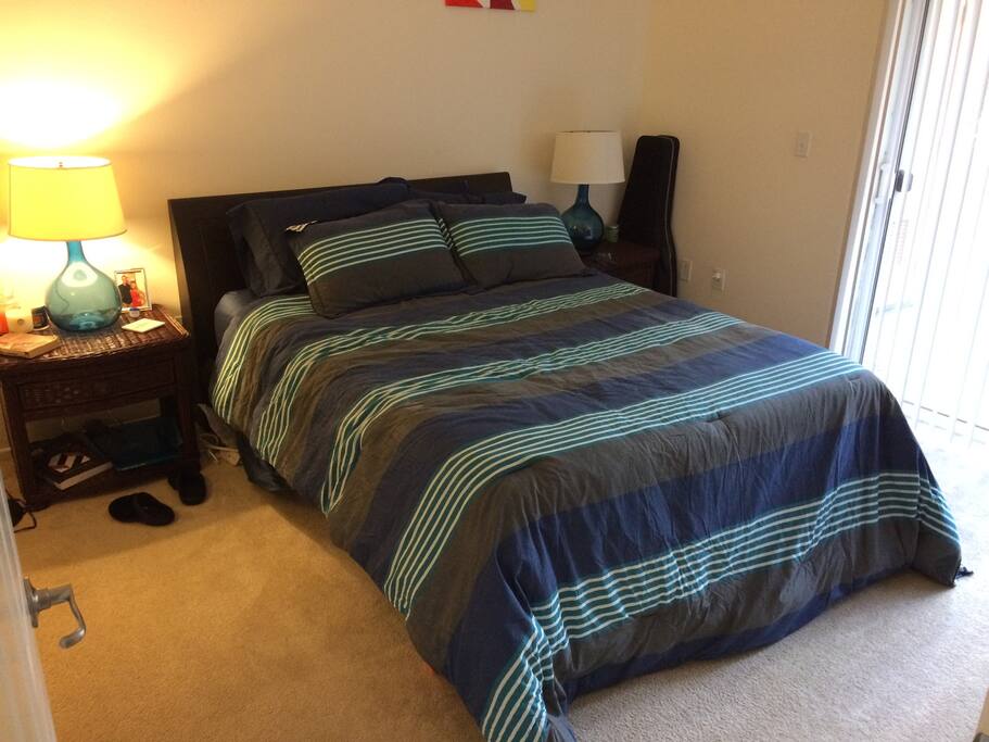 Queen tempurpedic, very comfortable for 2 people.
