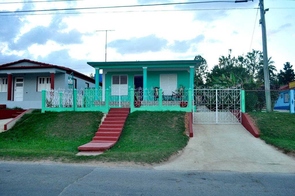 Entrada a casa y parqueo de auto incluido.