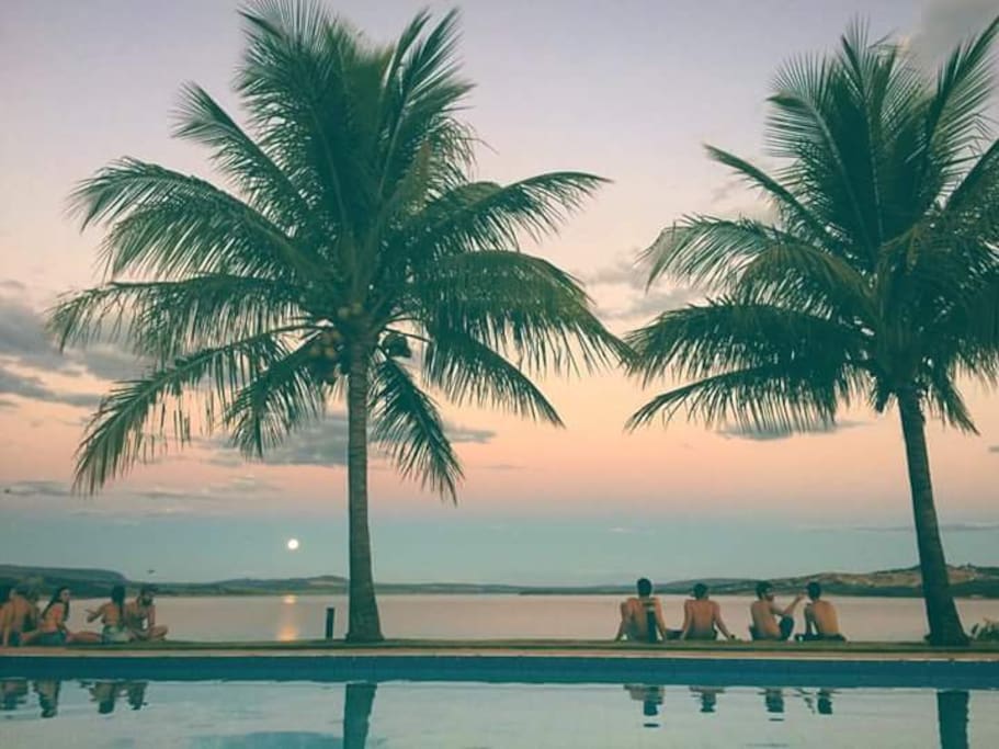 Piscina e vista do anoitecer