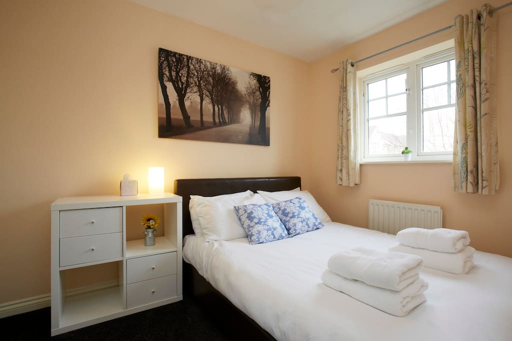 2nd bedroom with Egyptian-cotton bedding and fluffy towels provided