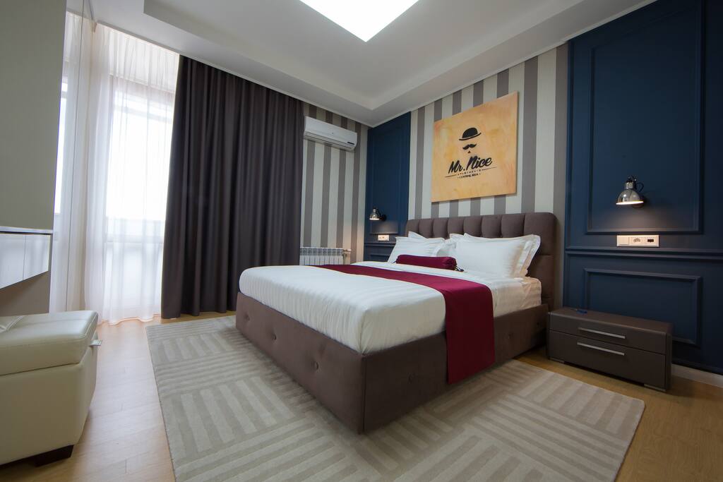 King Size Bed/ Спальня с большой кроватью