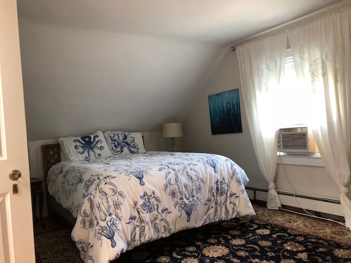 Dormitorio con cama tamaño queen en el tercer piso.