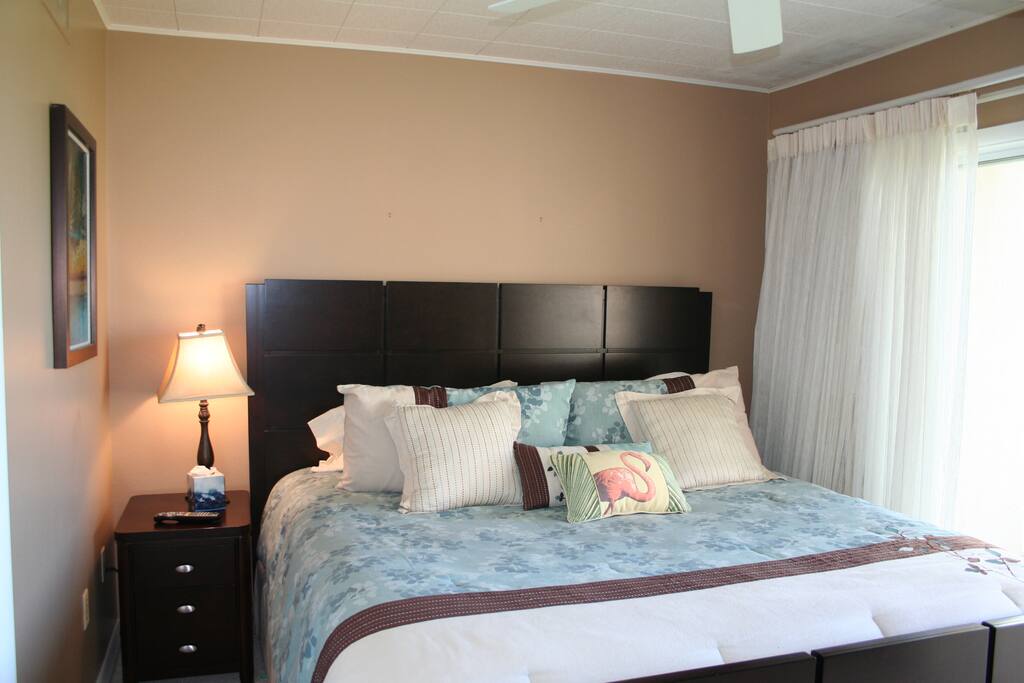 Master, king sized bed with HDTV with HDTV reception