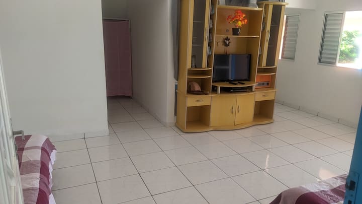 ห้องนั่งเล่นทางเดินด้านซ้ายไปยังห้องน้ำทางขวามือไปยังห้องนอน