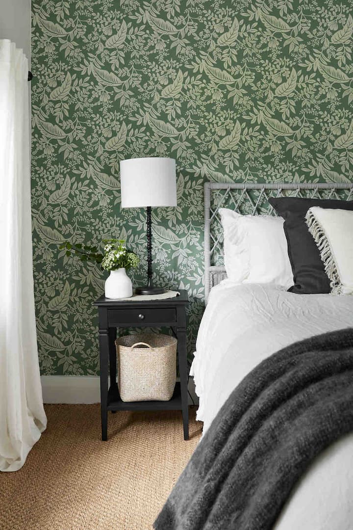 Master Bedroom King bed, luxury linen bedding, electric blanket, ceiling fan and ducted heating and cooling