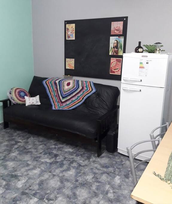 futon comodo en comedor