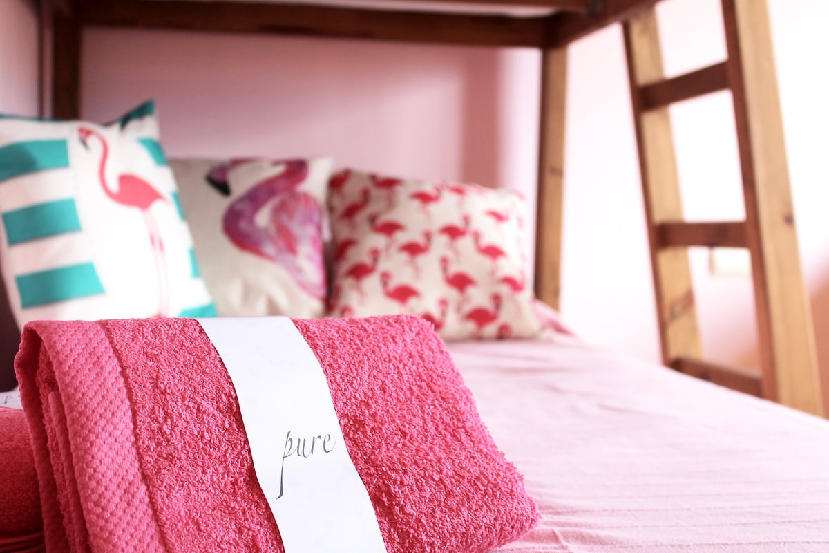 Spálňa s manželskou posteľou na 2. poschodí (poschodové postele)