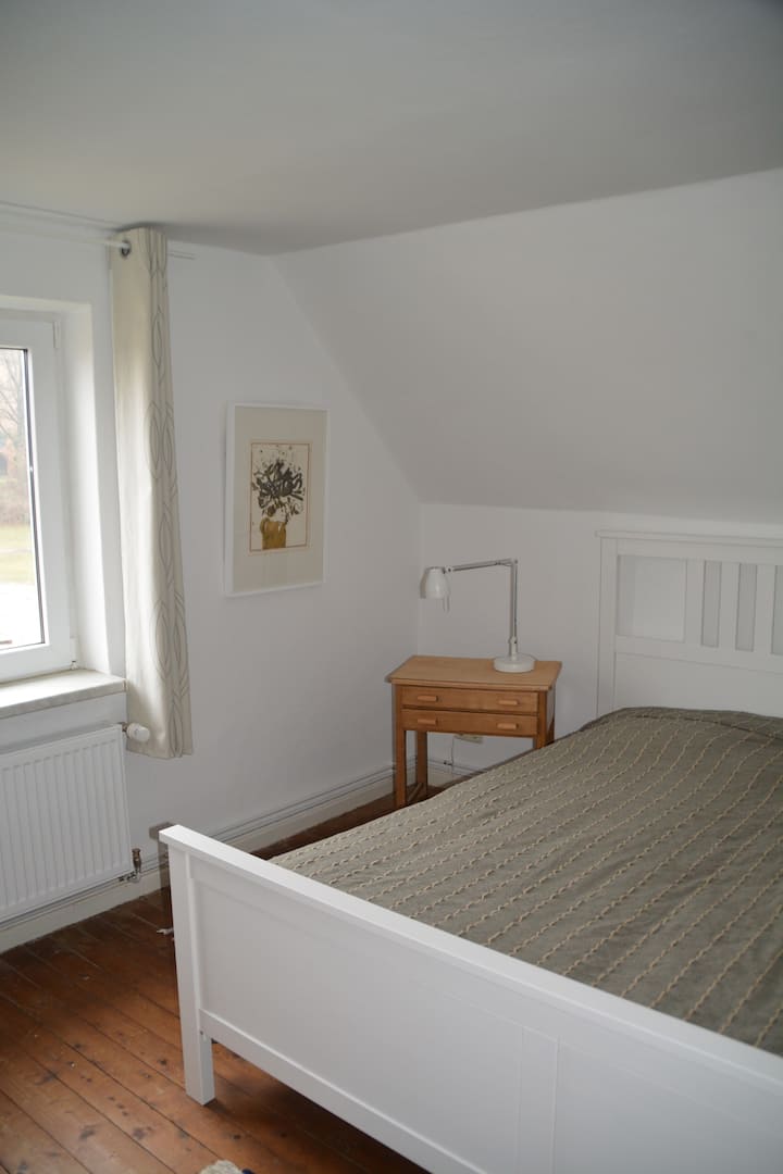 غرفة نوم 2، سرير 1.8 × 2 م، 2 مرتبة بعرض 0.9 م