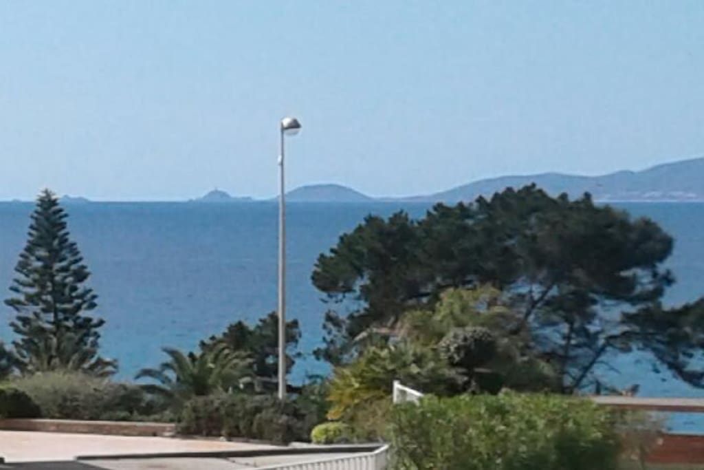 terrasse ensoleillée vue mer sur les îles sanguinaires
