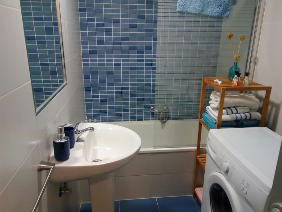 Baño con lavadora-secadora y secador de pelo
