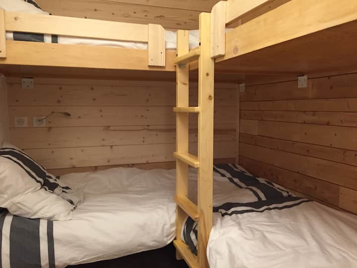 Slaapkamer 3 kinderen met 4 stapelbed