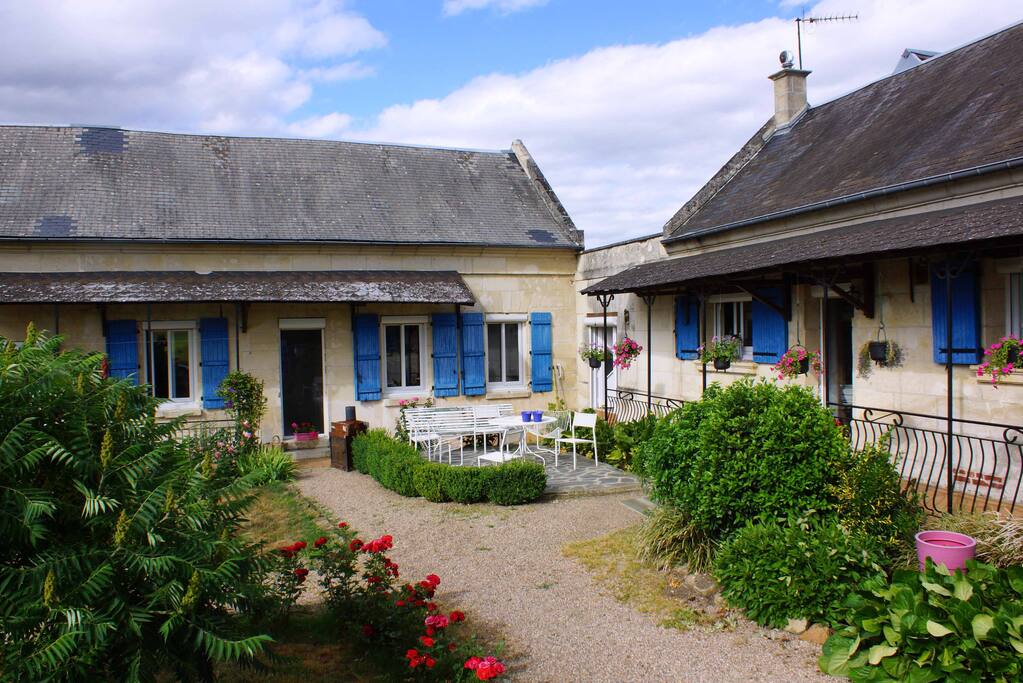 La façade et les espaces détentes