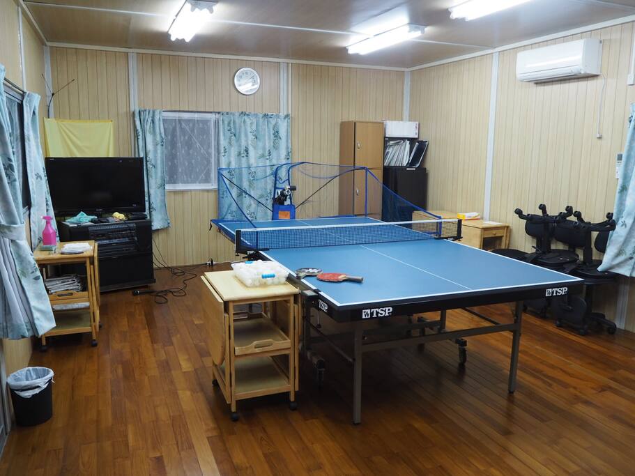 お泊まり頂く大部屋です。自動卓球台は大人数がご宿泊の場合移動します。
Guest room
Automatic table tennis table can be moved