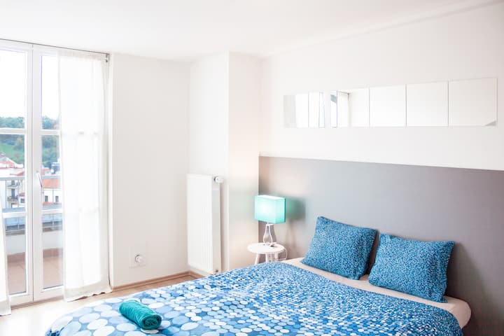 חדר שינה עם מרפסת