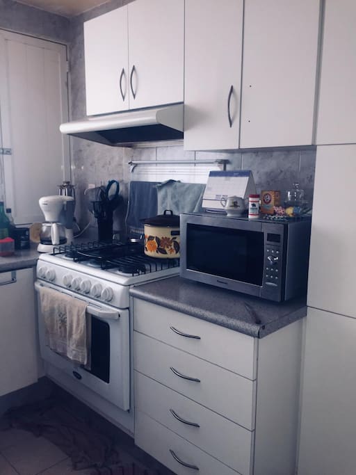 Cocina equipada con acceso a los servicios básicos y lavadora de ropa.