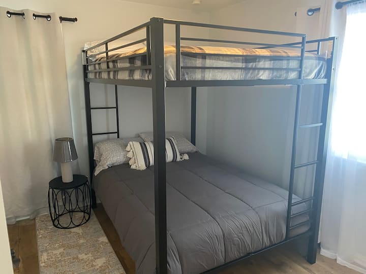 Дупли кревети на спрат во целосна големина за децата.