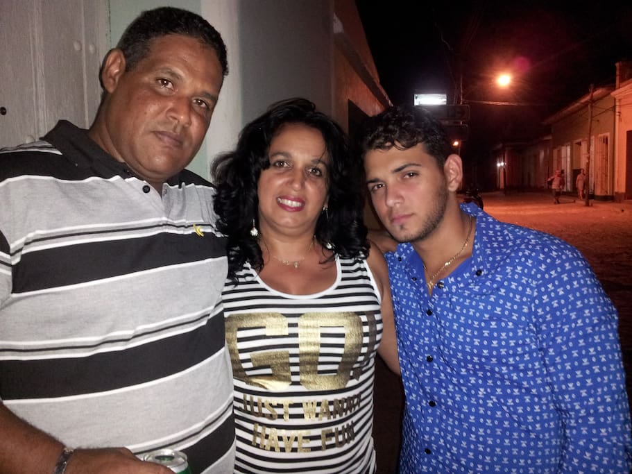 Anfitriones de nuestra casa. Yamile, Carlos su esposo y mi hijo David José.