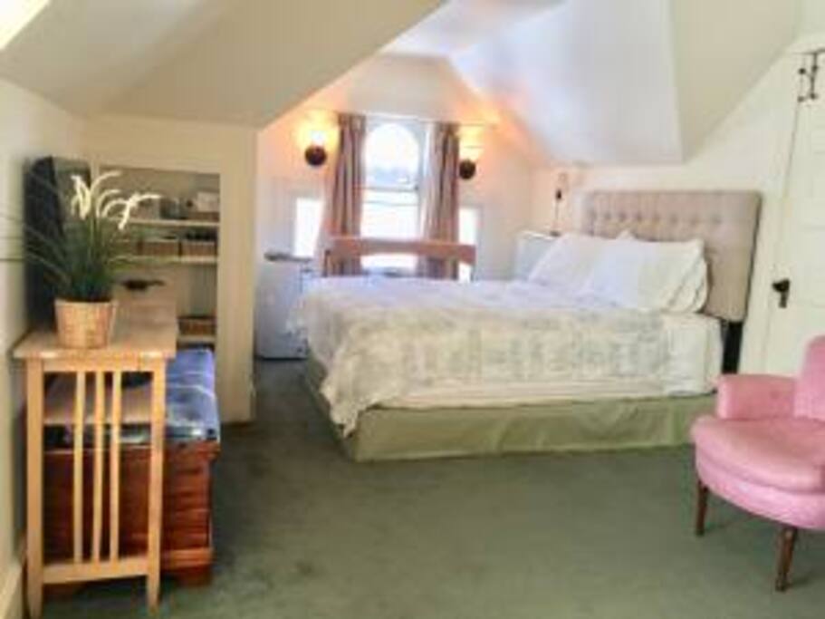 3rd Fl Queen Bed