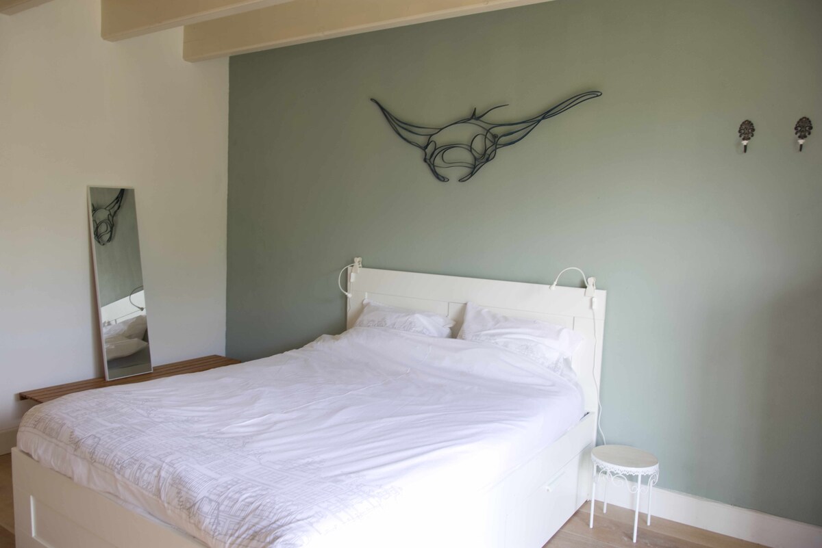 Spálňa s vlastným vchodom, kuchynským kútom a vlastnou kúpeľňou.