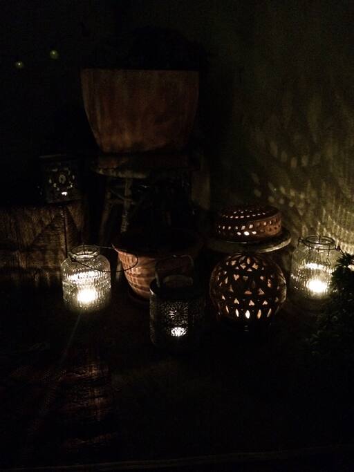 les lanternes de la terrasse installée (by night), allumées en été...