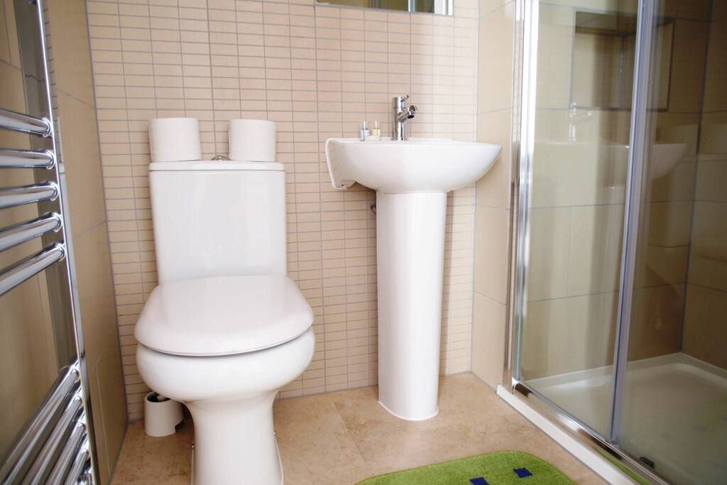 Please note that we have more than one apartment in this building. These pictures reflect the overall standards of these apartments.
