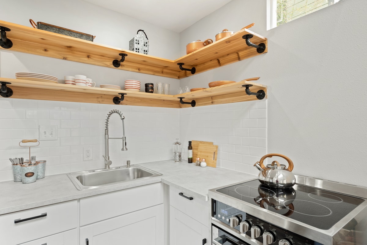 Tiny House, Big Personality w/ Hot Tub