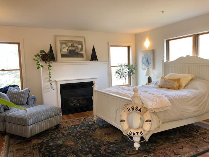 Bedroom 2 - queen bed and gas fireplace - 2 additional bedrooms pics to be added. 1 w/ 2 queens and 1 w/ 3 bunkbeds. 