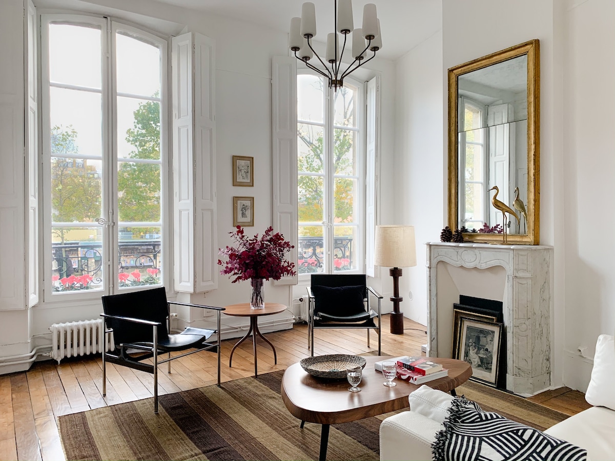 Helles Wohnzimmer mit hoher Decke und großen Fenstern mit Blick auf die Seine und die Kathedrale Notre-Dame.
Renoviert mit dreifach verglasten schallisolierten Fenstern.