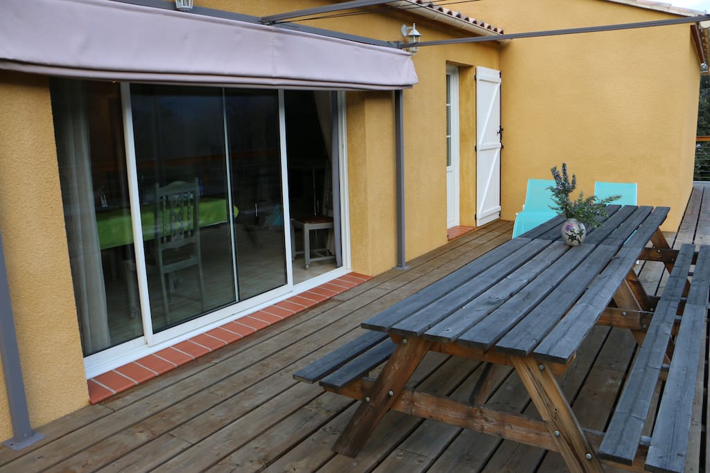 terrasse ensoleillée
longues chaises et barbecue