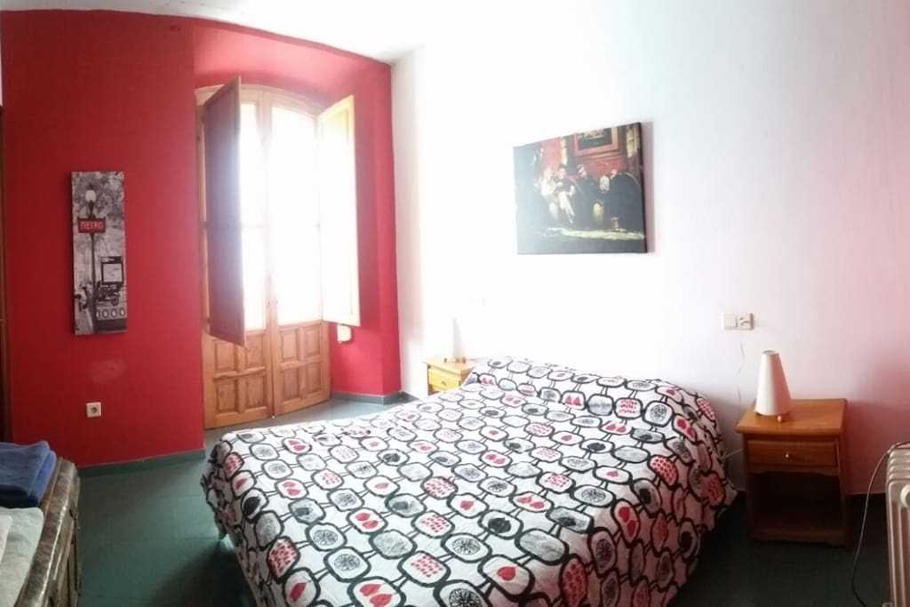 Dormitorio con cama de matrimonio con vestidor y balcón exterior