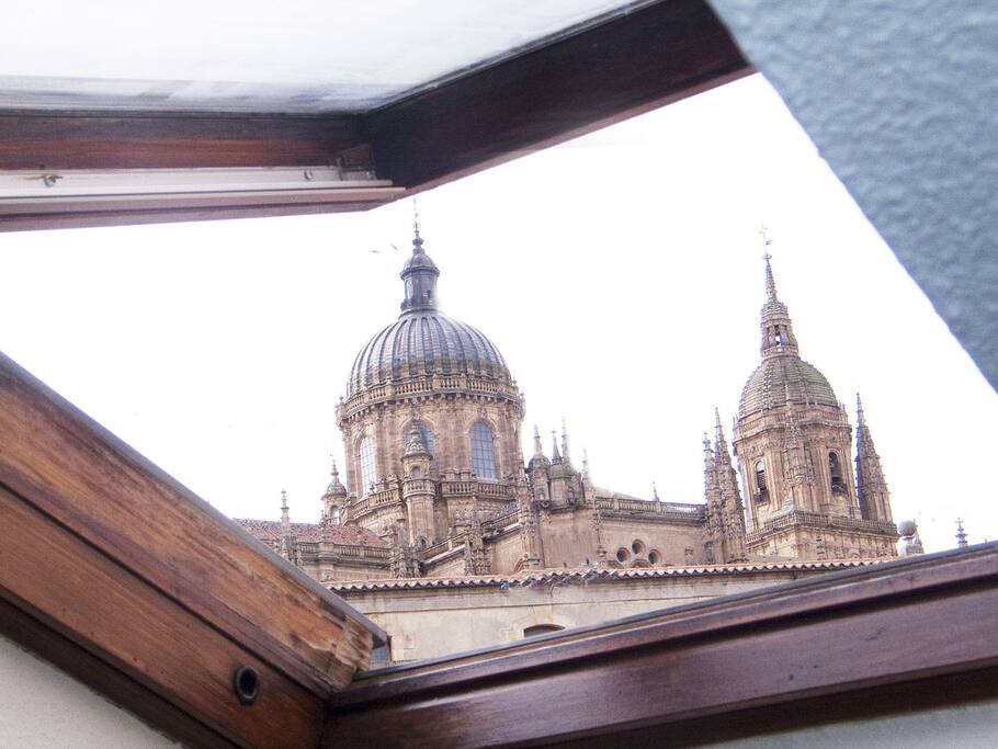 VENTANA ABUHARDILLADA CON VISTAS A LA CATEDRAL