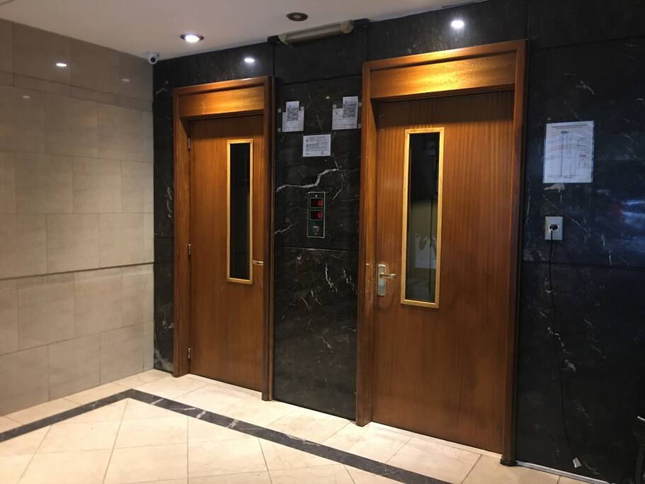 HALL. EDIFÍCIO - ascensores