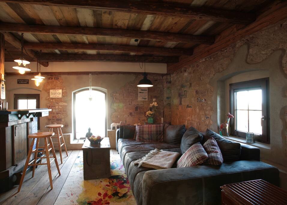 Wohnbereich mit großer Couch und Bar