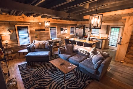 The Overlook/Cozy 2 bed/Hot Tub/Wood Stove/Firepit