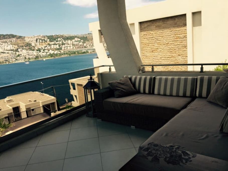 Has a relaxing balcony with the stunning bay and sunsets view