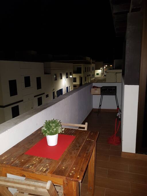 Espacio en la terraza para la barbacoa y manguera de agua