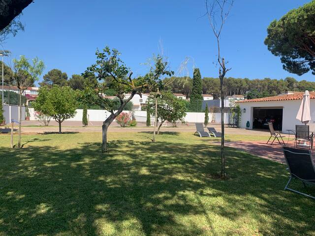 Large exclusive house with private garden and pool gallery image 4