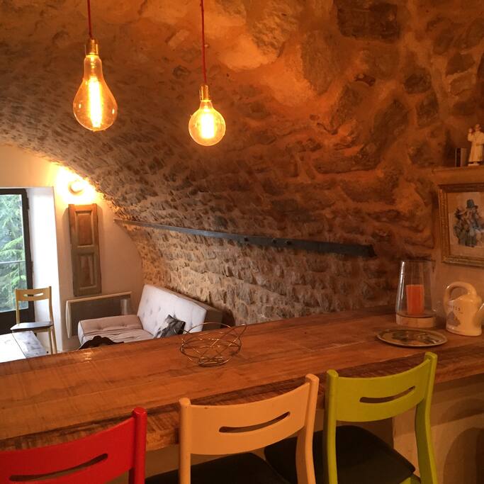 Une grande table bar afin d’accueillir les amis.