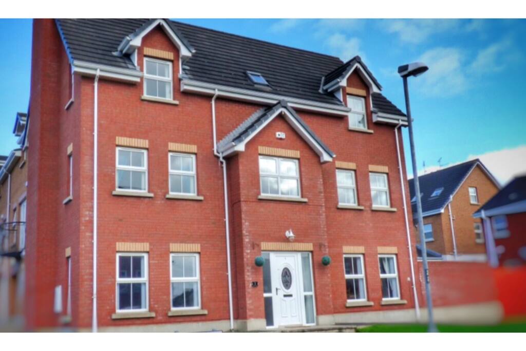 Situated in the seaside town of Portrush, and offering an excellent alternative to a hotel stay for a large group, this deluxe 6 bedroom, 3 storey, spacious holiday home sleeps up to 12 guests.