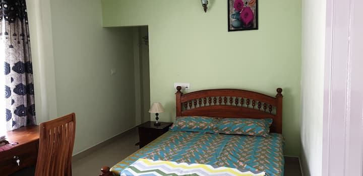 Chumba cha kulala cha 1, kitanda cha ukubwa wa King na vitanda.