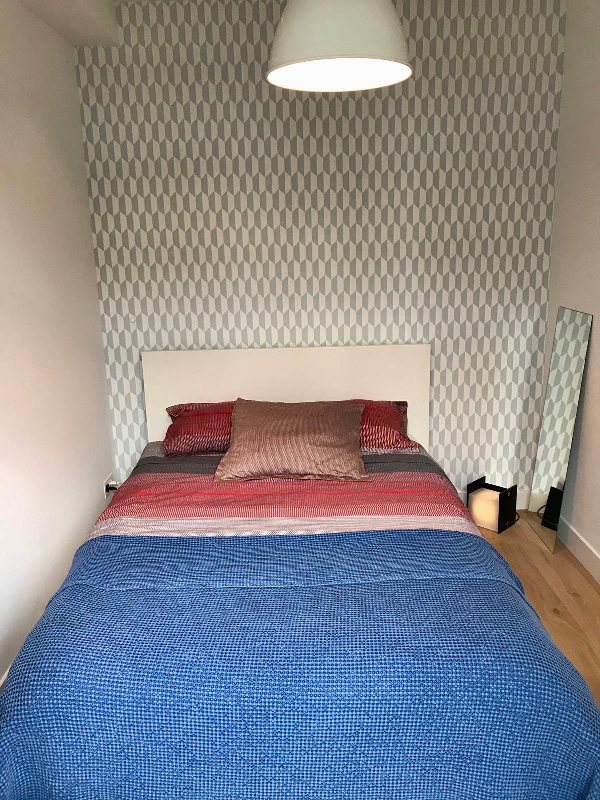 Საძინებელი აივანზე გასასვლელით