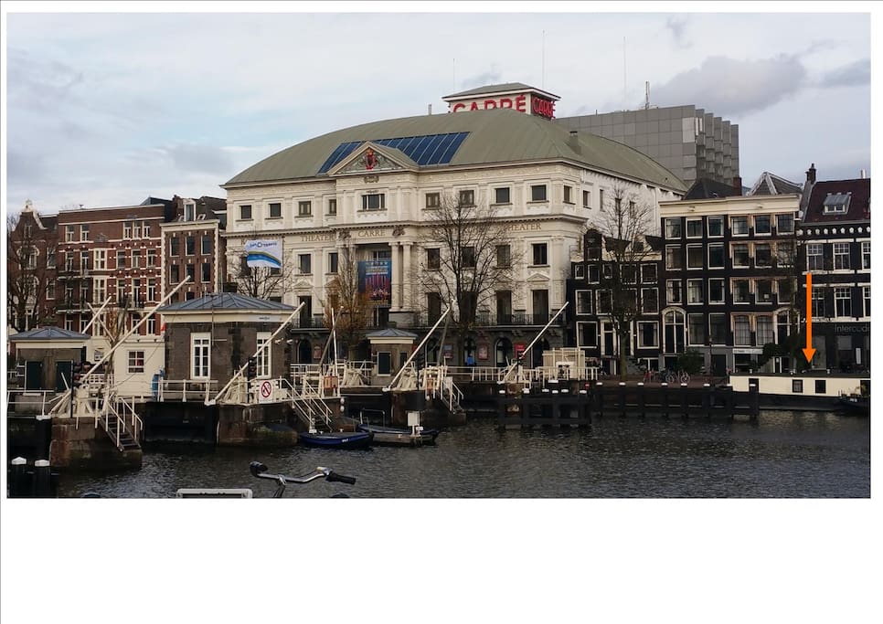 Fullhouse lies in front of 128 year old Carré theater