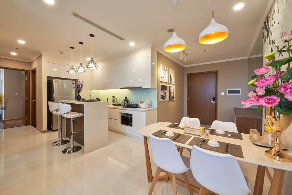 khu vực bếp và bàn ăn